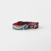 Weinrotes Hundehalsband mit afrikanischem Muster in weinrto, blau und weiss von Sunny Berlin. Verschluss aus Kunststoff in schwarz. D-ring silber