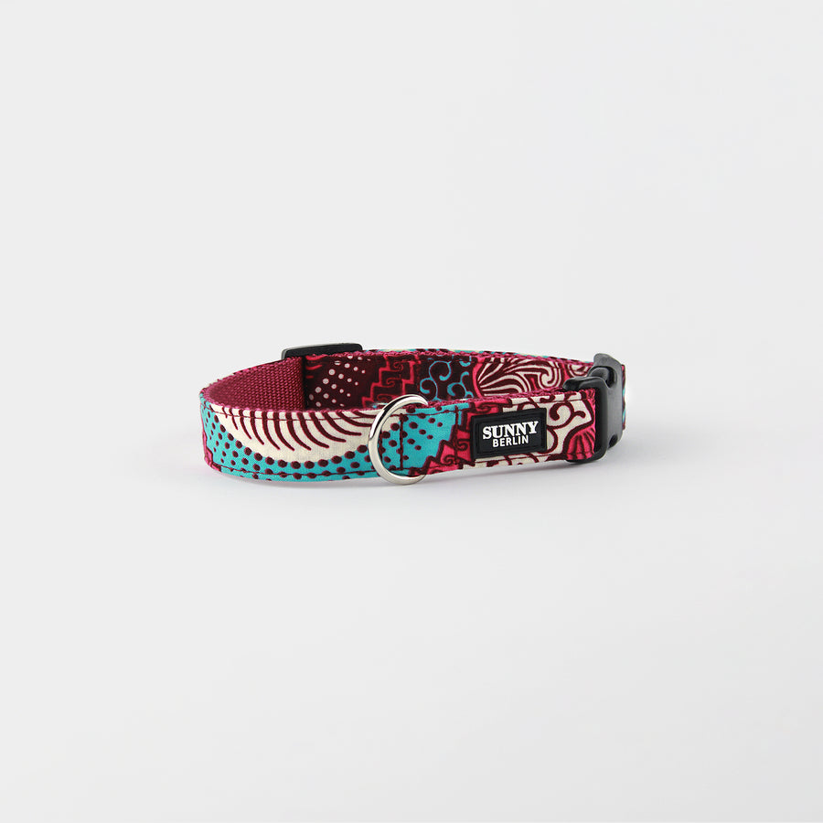 Weinrotes Hundehalsband mit afrikanischem Muster in weinrto, blau und weiss von Sunny Berlin. Verschluss aus Kunststoff in schwarz. D-ring silber