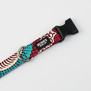 Detailfoto  Hundehalsband mit afrikanischem Muster in weinrot, blau und weiss von Sunny Berlin. Verschluss aus Kunststoff in schwarz. D-Ring silber
