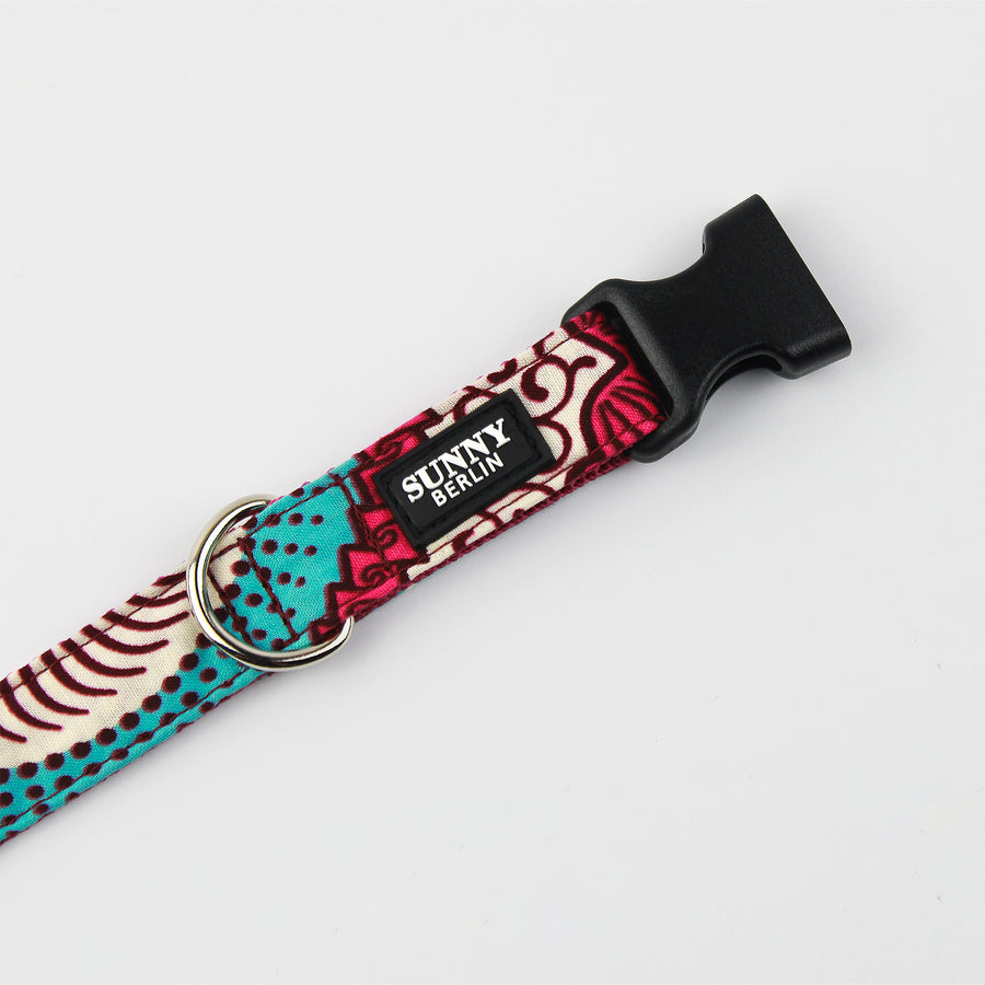 Detailfoto  Hundehalsband mit afrikanischem Muster in weinrot, blau und weiss von Sunny Berlin. Verschluss aus Kunststoff in schwarz. D-Ring silber