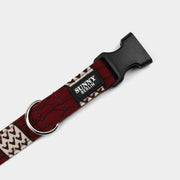 Detailfoto von einem Hundehalsband mit afrikanischem Muster in braun, weinrot und beige von Sunny Berlin. Verschluss aus Kunststoff in schwarz, D-Ring in Silber