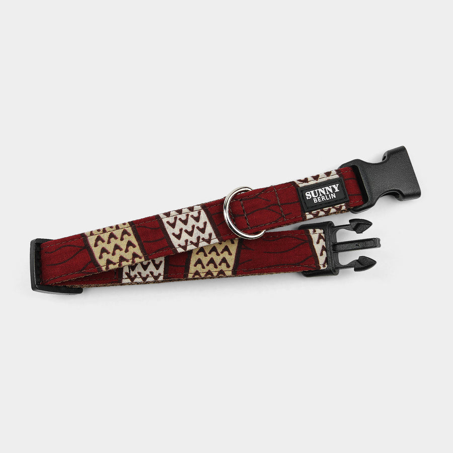 Hundehalsband mit afrikanischem Muster in braun, weinrot und beige von Sunny Berlin. Verschluss aus Kunststoff in schwarz, D-Ring in Silber