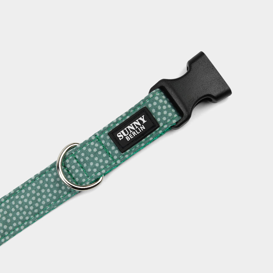 Detailfoto, Hundehalsband aus Gurtband und Stoff in grün mit Punkten von Sunny Berlin. Schließe aus Kunststoff in schwarz. D-Ring in silber