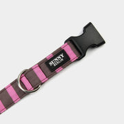 Detailfoto, Hundehalsband aus Gurtband und Stoff in braun mit Streifen in rosa und braun von Sunny Berlin. Schließe aus Kunststoff in schwarz. D-Ring in silber