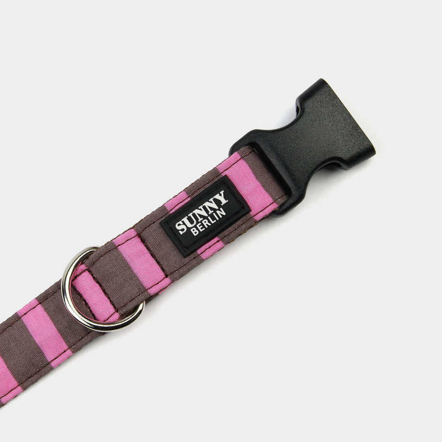 Detailfoto, Hundehalsband aus Gurtband und Stoff in braun mit Streifen in rosa und braun von Sunny Berlin. Schließe aus Kunststoff in schwarz. D-Ring in silber