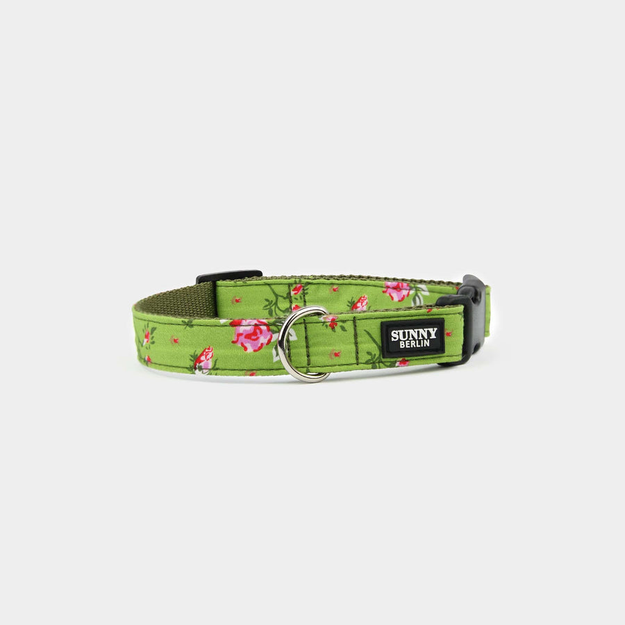 Hundehalsband aus Gurtband und Stoff in grün mit Blümchen Muster in rot und rosa von Sunny Berlin. Schließe aus Kunststoff in schwarz. D-Ring in silber