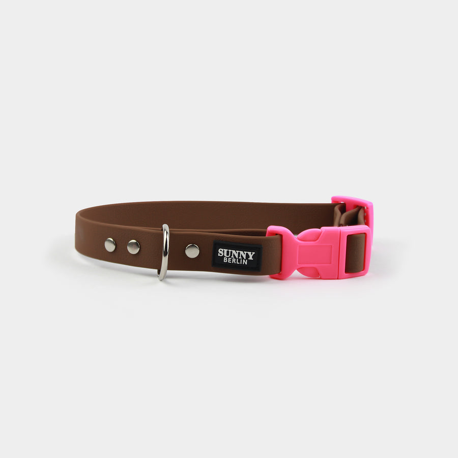 Veganes Hundehalsband in braun mit Kunststoffschließe in neonpink und silbernen Metallteilen von SUNNY BERLIN