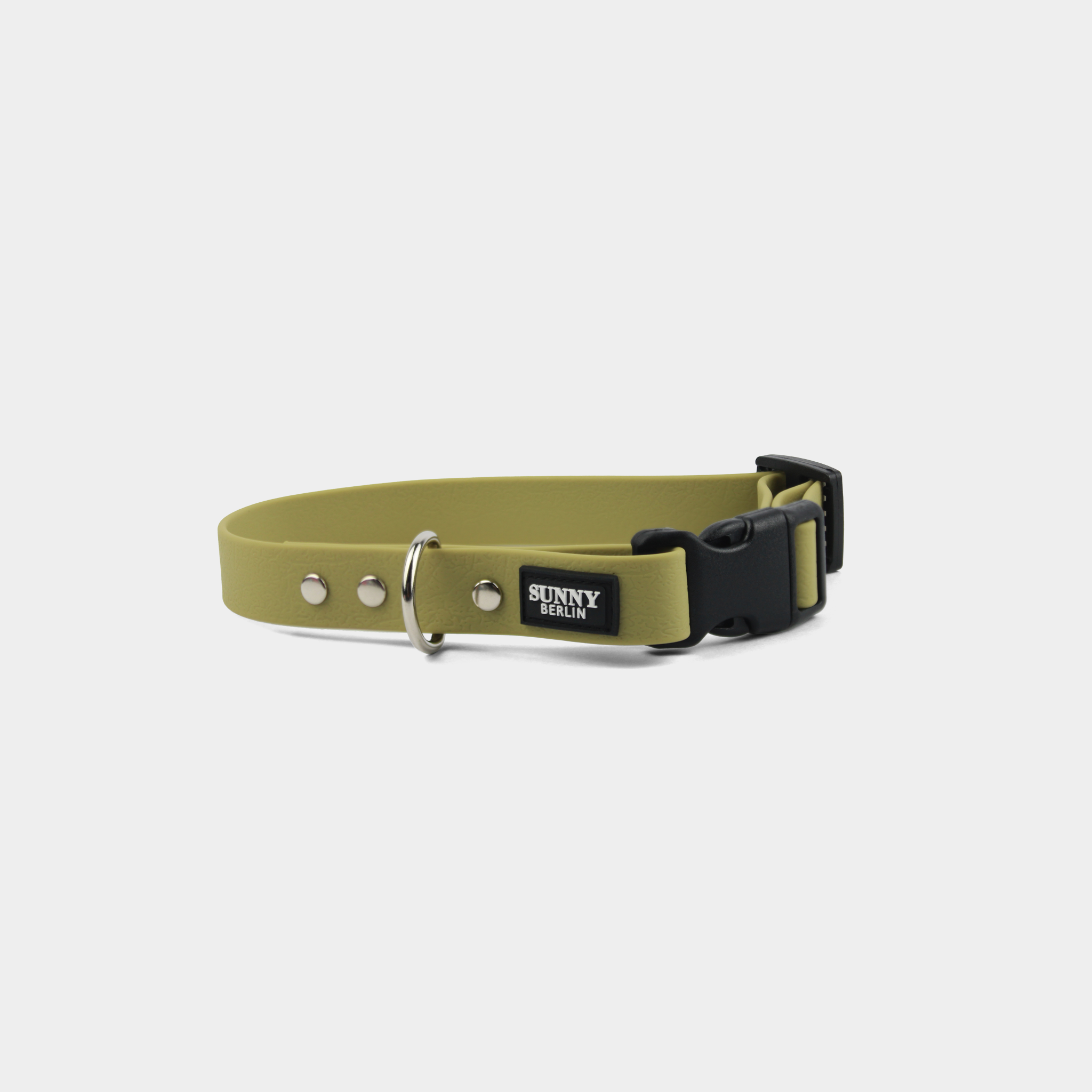 Veganes Hundehalsband in olive mit schwarzer Kunststoffschließe und silbernen Metallteilen von SUNNY BERLIN