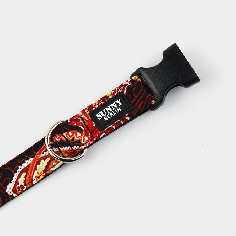 Detail: Verschluss an Hundehalsband mit Paisleymuster  in Rot und Schwarzvon SUNNY BERLIN
