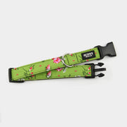 Hundehalsband aus Gurtband und Stoff in grün mit Blümchen Muster in rot und rosa von Sunny Berlin. Schließe aus Kunststoff in schwarz. D-Ring in silber
